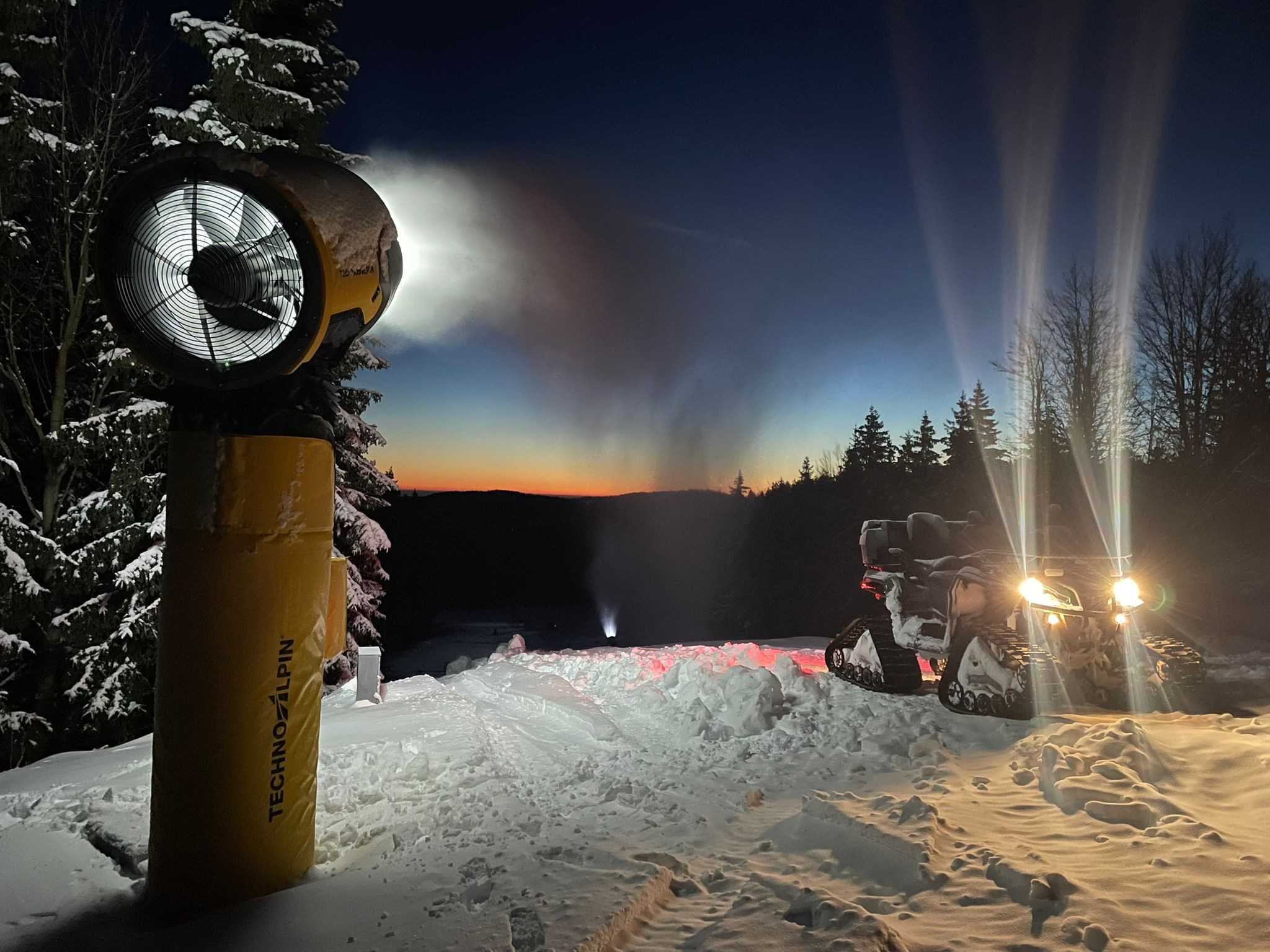 dělo v noční krajině, noční zasněžování