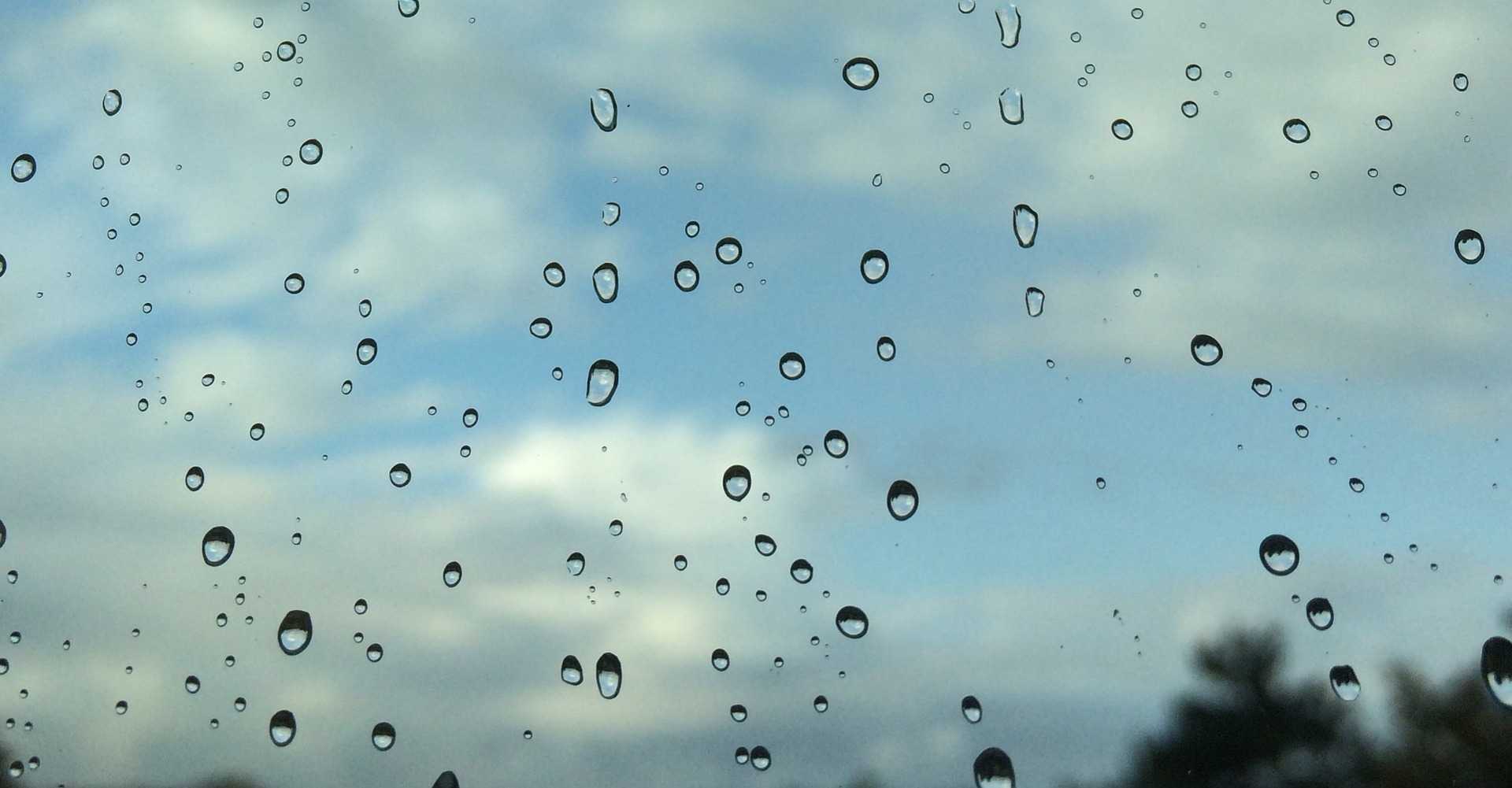 Déšť, kapky na okně